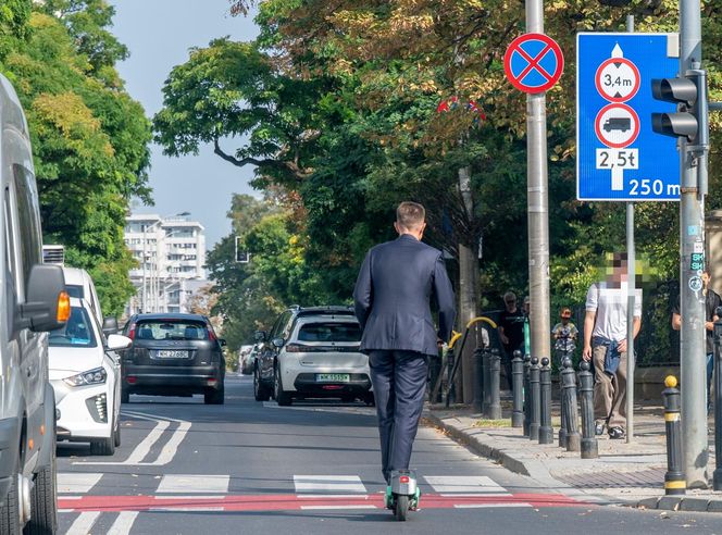 Ryszard Petru na hulajnodze