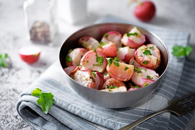 Pieczona rzodkiewka. Pyszna i pełna zdrowia przekąska z piekarnika
