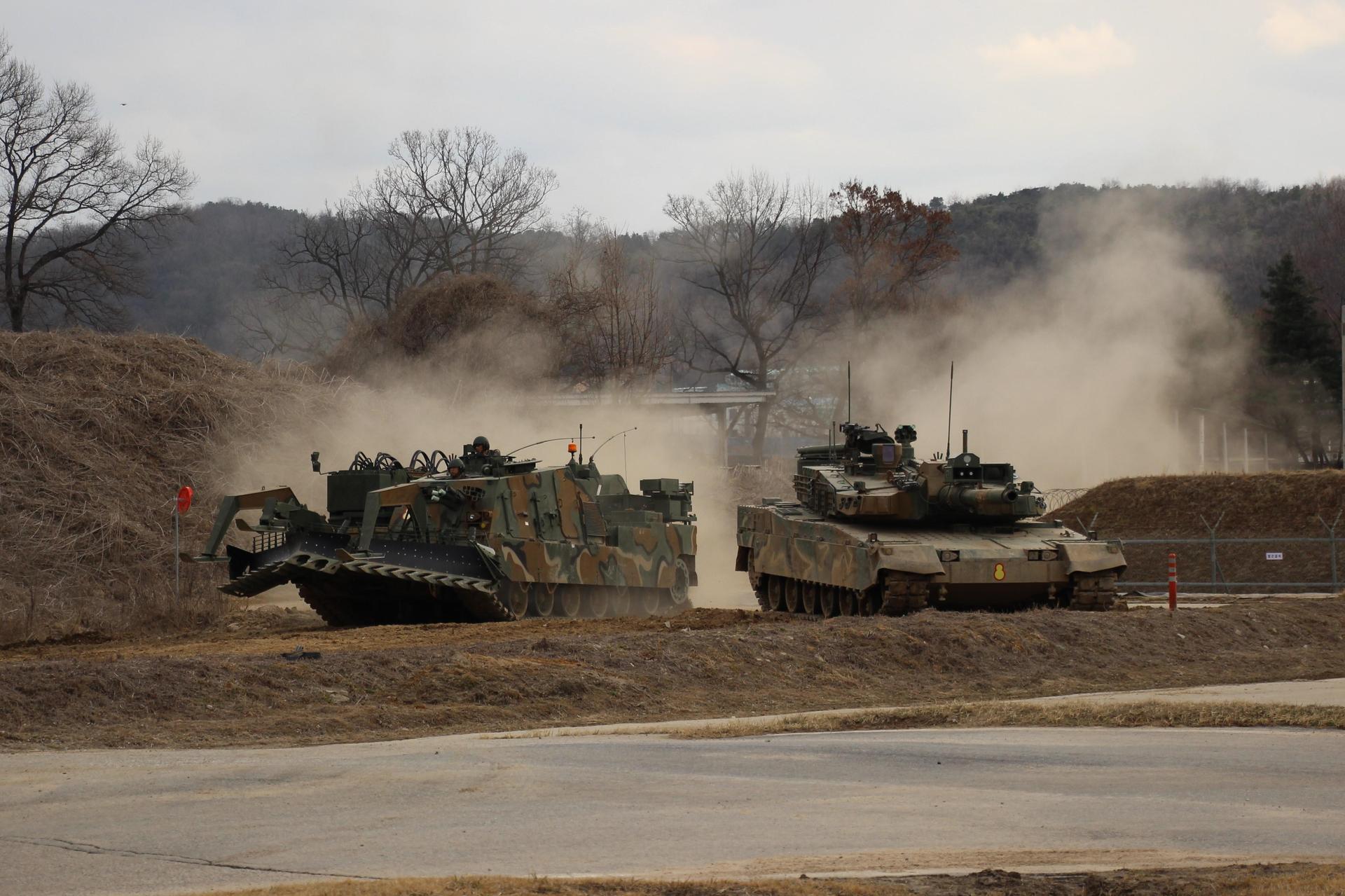 Pojazd saperski K600 CEV Rhino i czołg K2