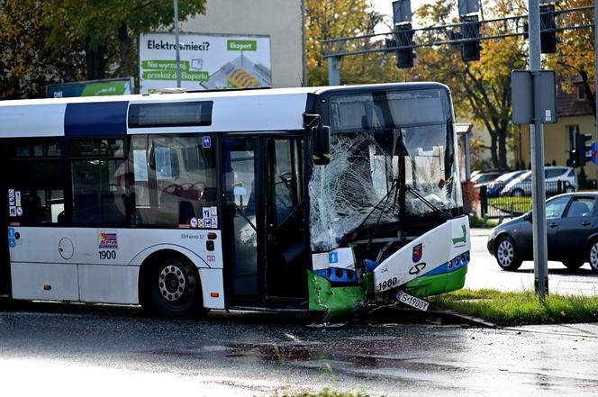 Autobus zderzył się z osobówką