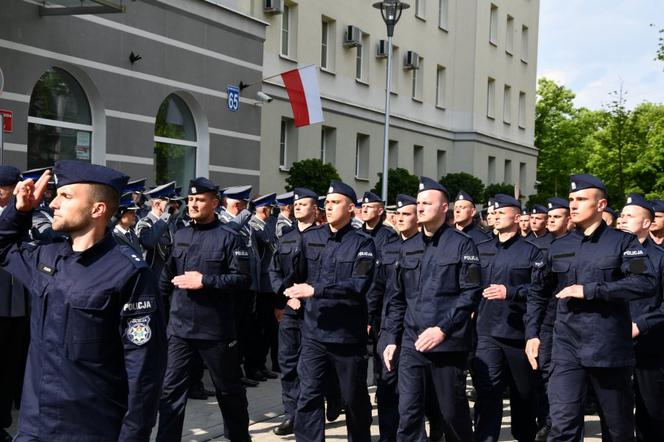 Nowi policjanci złożyli ślubowanie. Na uroczystości był wiceminister Jarosław Zieliński [ZDJĘCIA]