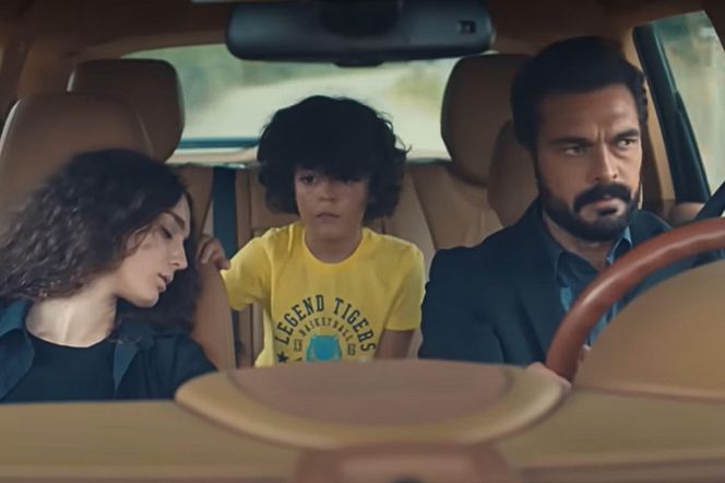 Na miejscu zjawia się Yaman, który zabierze Nanę do szpitala 