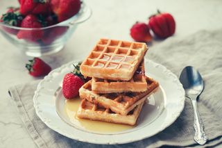 Pulchne i chrupkie gofry na kefirze – nawet budka nad morzem się schowa ze wstydu!