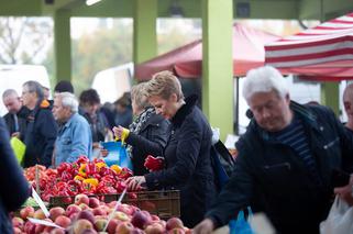 Hanna Zdanowska robi zakupy na bazarku
