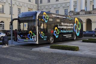 Specjalny autobus na ulicach Warszawy. Oczyszcza powietrze, nie emituje spalin