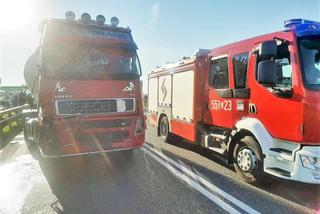 Ciężarówka zmiażdżyła ciągnik koszący pobocze