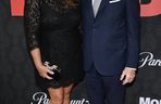 Pierce Brosnan i Keely Shaye Smith