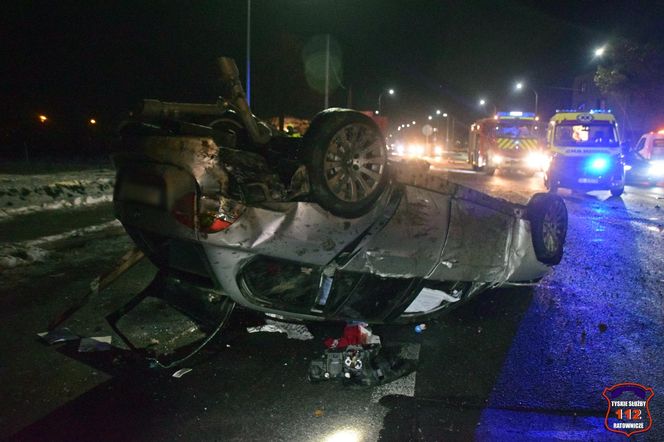 Tychy: Kompletnie pijany kierowca BMW skosił znaki drogowe i latarnię, a potem dachował