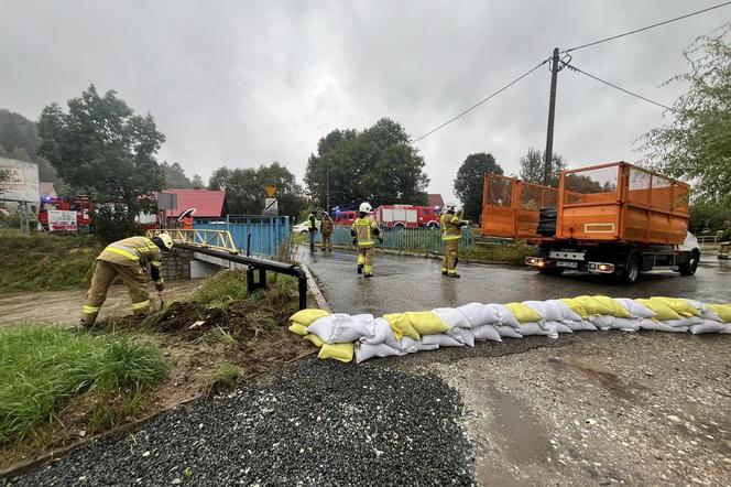 Jelenia Góra zalana. Pod wodą jest już 30 domostw, wiele dróg jest nieprzejezdnych 