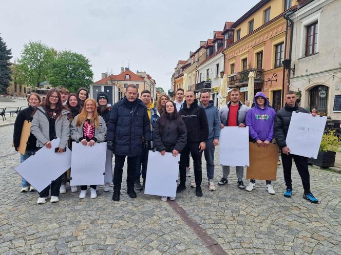 Uczniowie ze Skarżyska na planie "Ojca Mateusza" w Sandomierzu