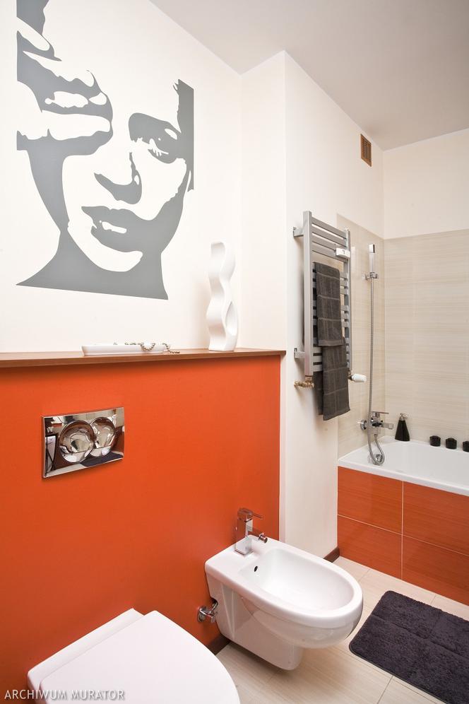Odważna ściana w pomarańczowej łazience