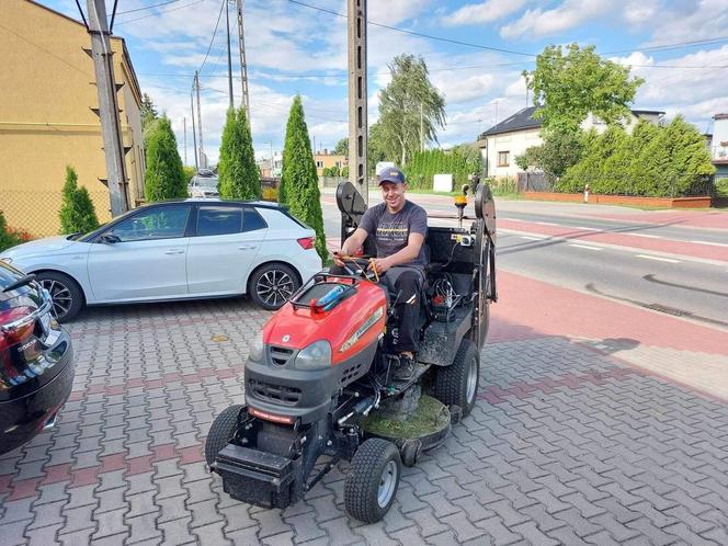 Strażak z Pabianic pognał do pożaru kosiarką