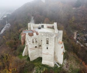 Mglisty Kazimierz Dolny w obiektywie. Miasteczko nad Wisłą przyciąga turystów nawet późną jesienią