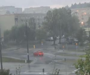 Piorun uderzył w blok w Olsztynie. Przerażający moment został nagrany