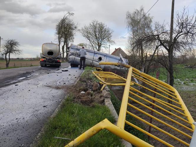 Wywróciła się cysterna z mlekiem! Groźny wypadek pod Toruniem [ZDJĘCIA]