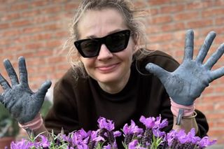 Małgorzata Socha ma willę ogrodzoną murem. Tak wygląda jej ogród. Szczęka opada! [ZDJĘCIA]