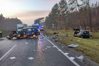 Czołowe zderzenie dwóch aut pod Bydgoszczą. Cztery osoby ranne