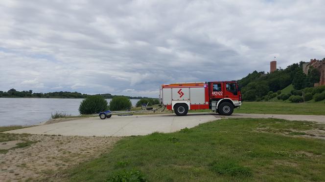 Znaleziono zwłoki nad Wisłą w Grudziądzu. Trwa akcja policji i straży pożarnej