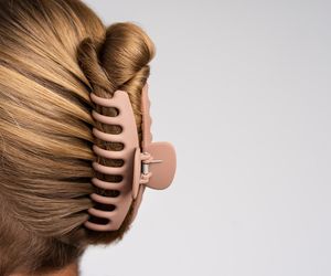 Ta popularna kiedyś ozdoba do włosów wraca w wielkim stylu. Zobacz, jak tworzyć z nią modne fryzury 