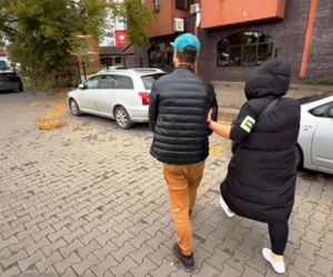 Złodziej włazów wpadł na gorącym uczynku! Koniec złotego interesu