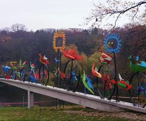 Kolorowe ptaki znów zdobią Park Kasprowicza. To najbardziej kolorowa rzeźba w mieście