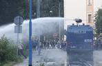 PILNE! Zamieszki w Lubinie! Tłum zaatakował komendę policji! 