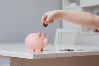 Darowizna dla dziecka bez podatku? Zwróć uwagę, w jakiej formie przekazujesz pieniądze