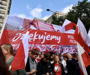 Banery na powitanie Nawrockiego 