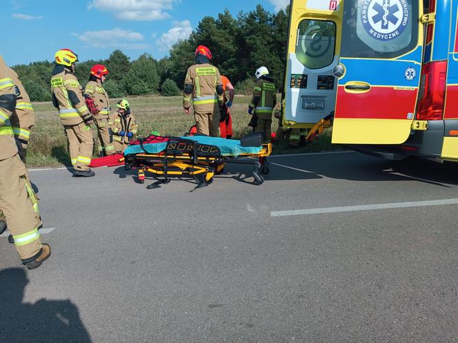 Szedł z córeczką poboczem, wjechało w nich auto