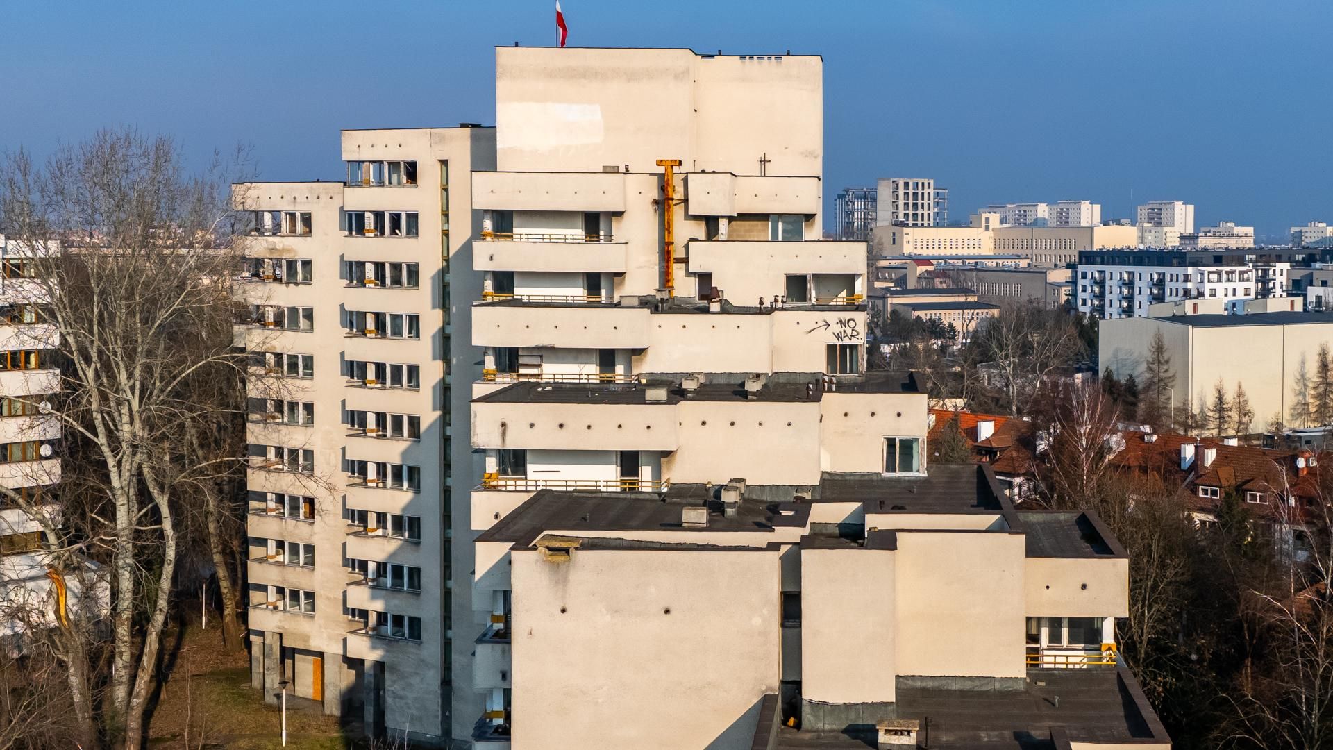 Szpiegowo z lotu ptaka. Blok na Sobieskiego 100 w Warszawie