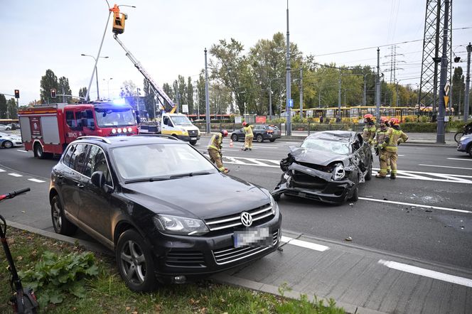 Dachowanie w Warszawie! Wcześniej na tej ulicy doszło do śmiertelnej masakry