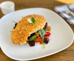 Piersi kurczaka w niemożliwie chrupkiej panierce. Dodatek mozzarelli to prawdziwy game changer