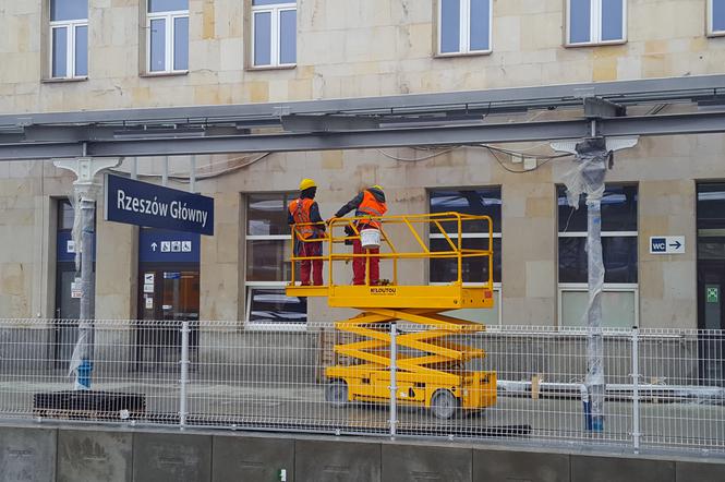 Dworzec Rzeszów Główny na półmetku prac. Jak teraz wygląda? [ZDJĘCIA]
