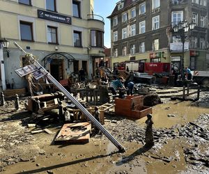 Mieszkańcy Kłodzka i Stronia Śląskiego rozpoczęli wielkie sprzątanie. Chcą zwalczyć skutki powodzi