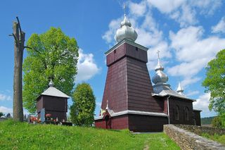 To niewielka wieś w Małopolsce. Słynie z niezwykle pięknej łemkowskiej cerkwi 