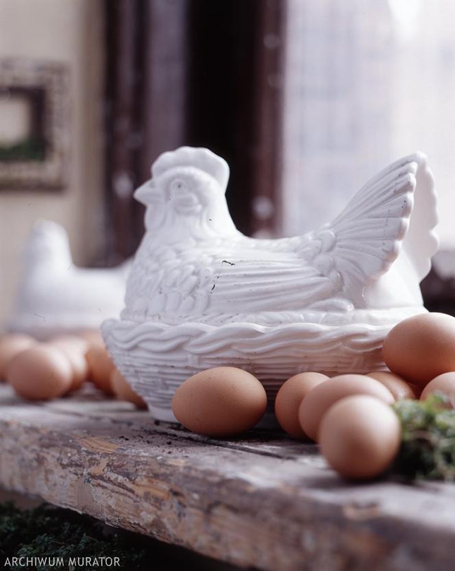 Świątecznie na wielkanocnym stole: porcelanowa kura