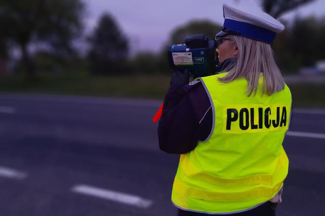 Pijana kierująca uciekała przed policjantami w aucie wioząc dwoje dzieci