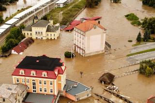 Powódź 2024 w Kłodzku. Miasto tonie, ogrom tragedii widać na zdjęciach z lotu ptaka