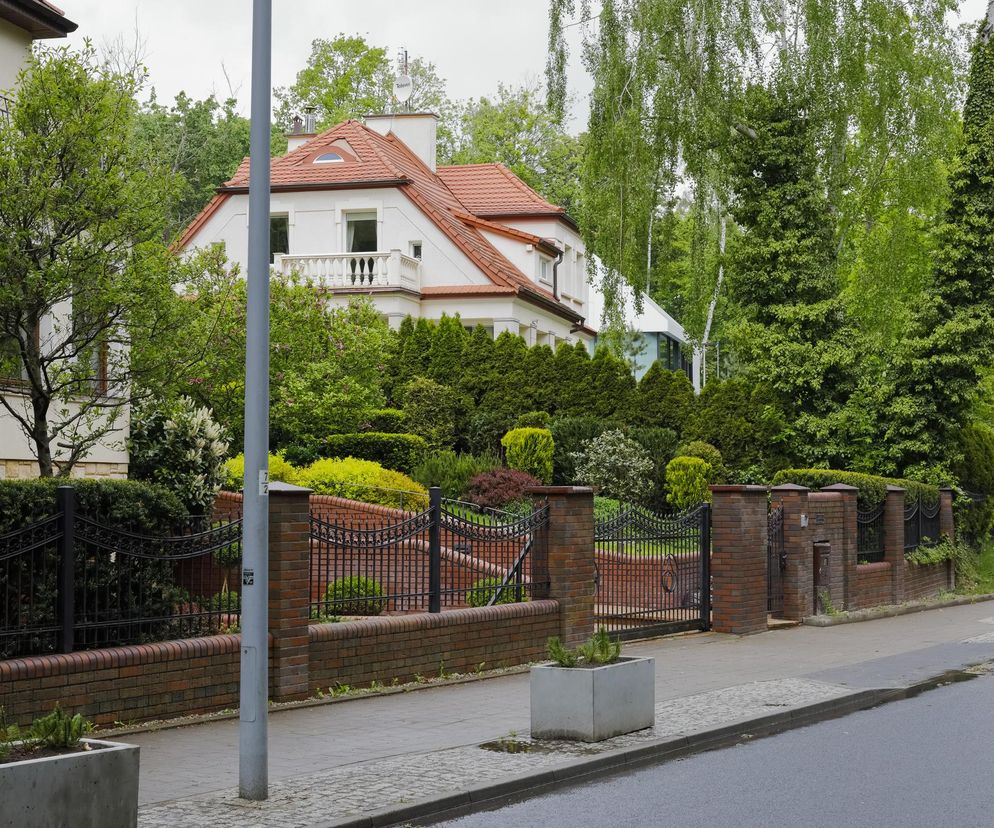 Ogrodzenie z klinkierową podmurówką. Jak je zrobić i ile naprawdę kosztuje