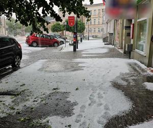 Nawałnica nad Gnieznem. Miasto zalały strumienie wody po ulewie i gradobiciu [ZDJĘCIA].