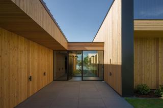 Dom na Kujawach. Dwie stodoły nad jeziorem