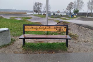 Wandale zniszczyli sprayami m.in. ławeczki i tablice przy pumptracku