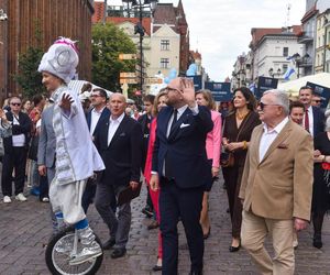 Kolorowa parada na otwarcie Dni Torunia. Przeszła przez serce toruńskiej starówki