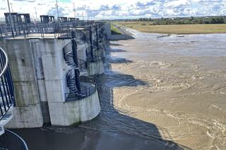 Racibórz Dolny. Zbiornik retencyjny działa. Zdjęcia zalanego terenu i zapory