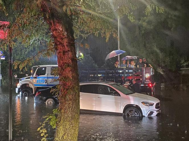  Burze podtapiają Nowy Jork i New Jersey. Zaraz dołączy do nich Debby