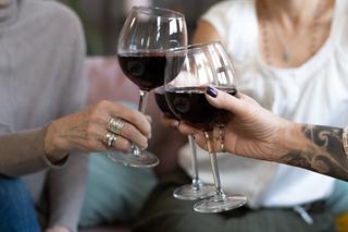 Alkohol wcale nie służy sercu, kluczem jest coś innego. Popularny mit w końcu obalony