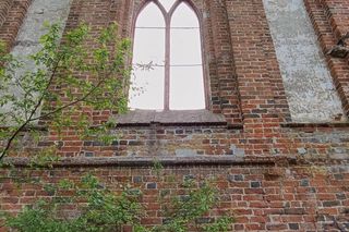 Ta malutka wieś powstała w XIV wieku. Skrywa ruiny gotyckiej świątyni