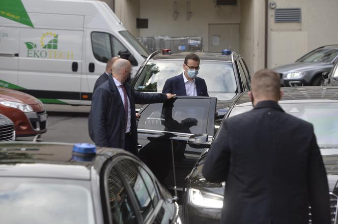 Premier Mateusz Morawiecki opuszcza siedzibę PiS