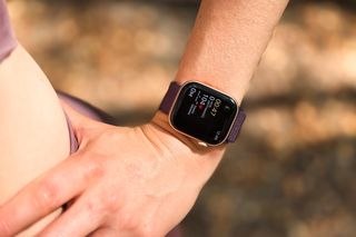 Przez kilka miesięcy ćwiczyłam z zegarkiem Apple Watch Series 10. To prawdziwy trener osobisty i koordynator zdrowia w jednym urządzeniu