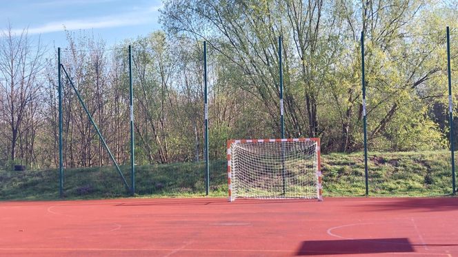 Śmietnisko opon na osiedlu w Gostyniu postrzątane 